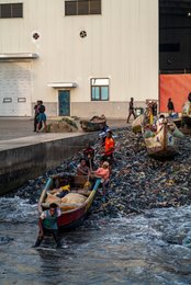 Accra;-Ghana;-Jamestown;-fishing-harbour;-plastic-pollution;-waste;-floating-debris;-Korle-Lagoon;-environmental-crisis;-flat-bottomed-motorised-boat;-outboard-motor;-fishermen;-port-infrastructure;-Sino-Ghanaian-cooperation;-Gulf-of-Guinea;-West-Africa;-documentary-photography;-environmental-photography;-Kaleidos;-Kaleidos-images;-La-parole-à-limage;-Stories-Pictures;-Tarek-Charara